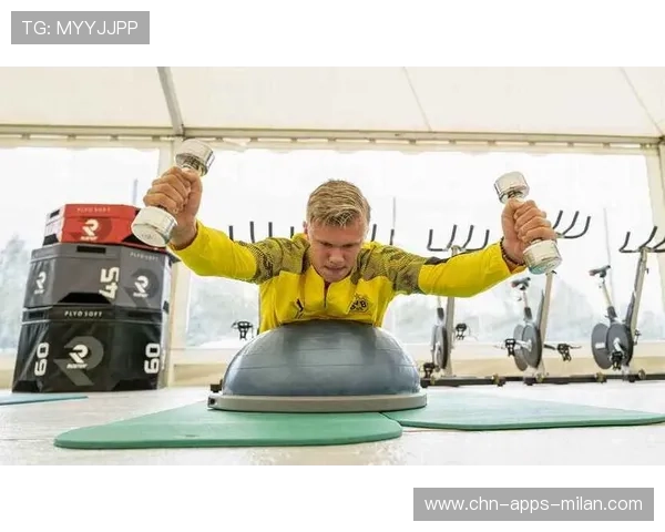 哈兰德深夜翻看战术录像，勤奋态度被称为榜样