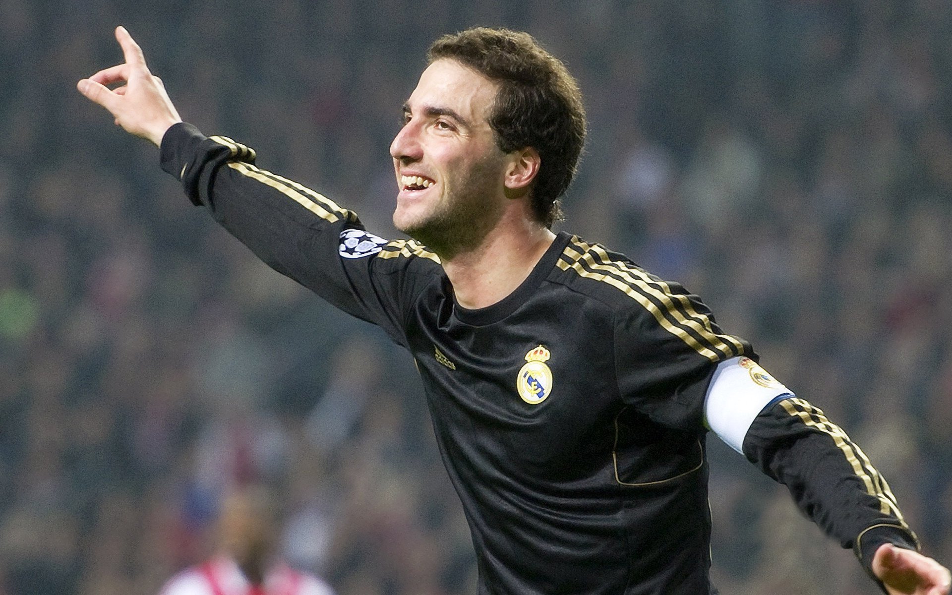 朗斯边翼结合打出犀利反击推动比赛节奏，朗斯啥意思